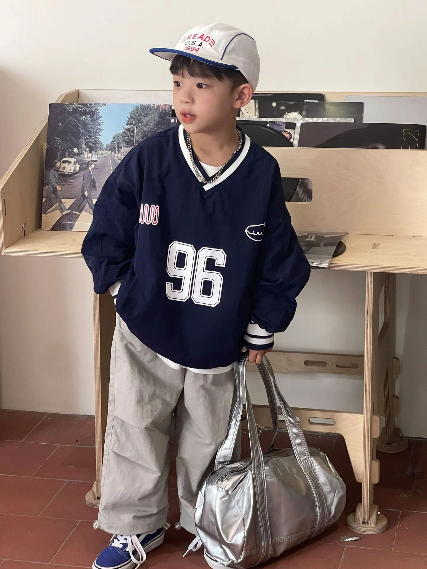 【90-120cm】秋新作 人気上昇中  シンプル  カジュアル  学園風  クール  Vネック 数字柄  男の子 トレーナー
