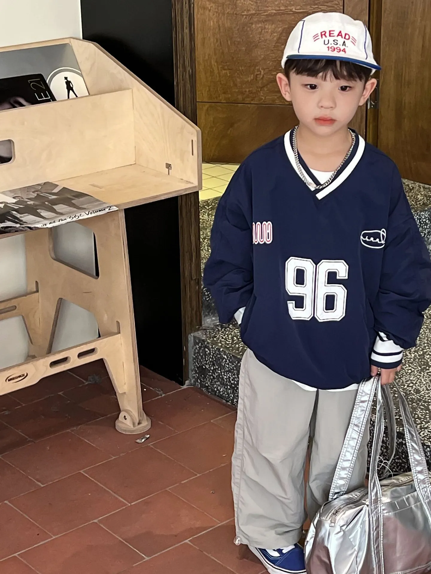 【90-120cm】秋新作 人気上昇中  シンプル  カジュアル  学園風  クール  Vネック 数字柄  男の子 トレーナー