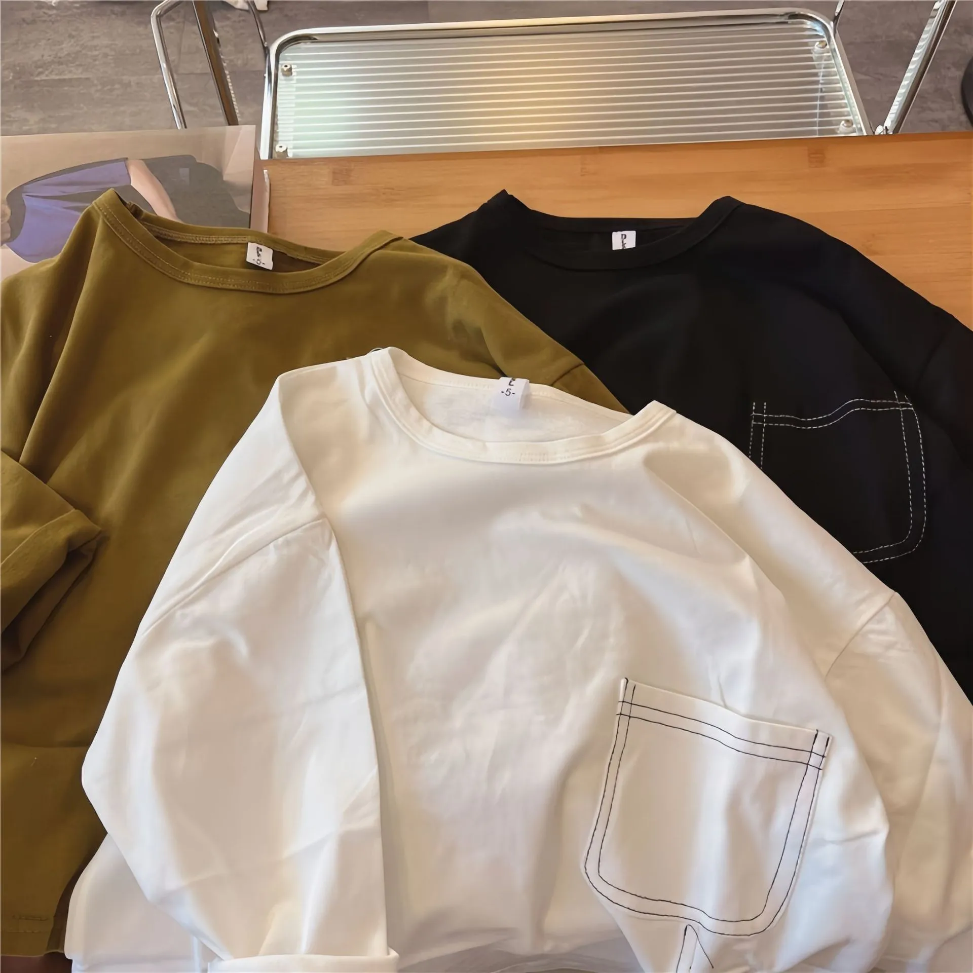 【80-130cm】 絶対見逃さないで シンプル おしゃれ カジュアル 三色選べる  男の子 長袖 Ｔシャツ