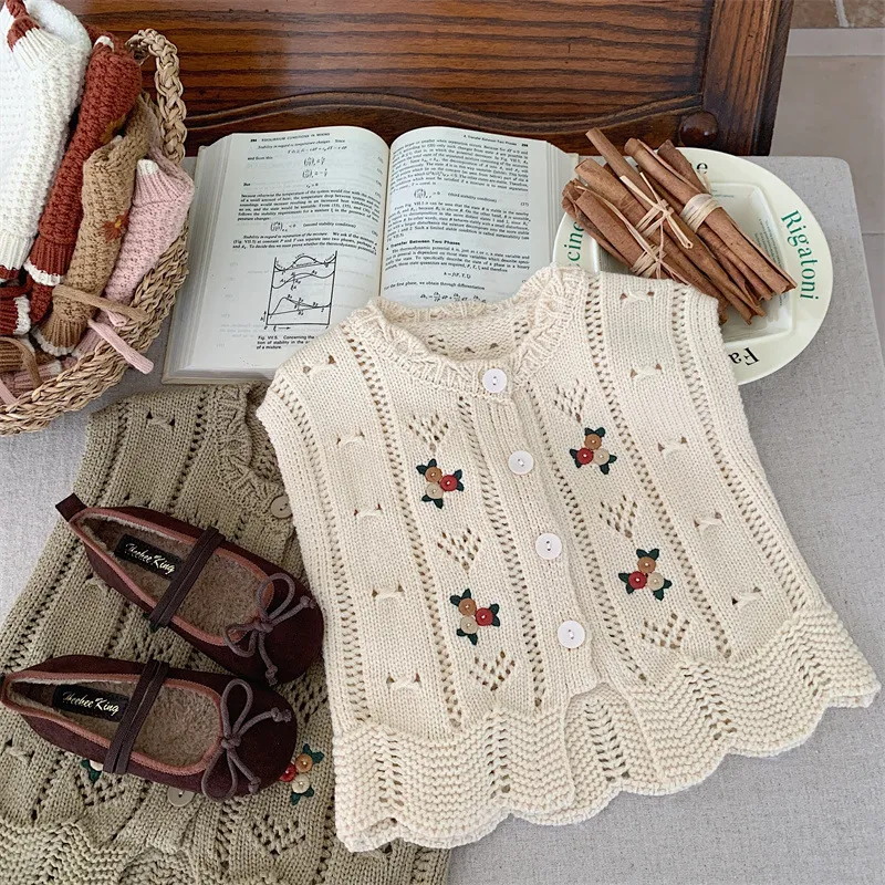 【90-130cm】絶対見逃さないで  大人気  レトロ スウィート ガーリッシュ   刺繍 女の子 ベスト